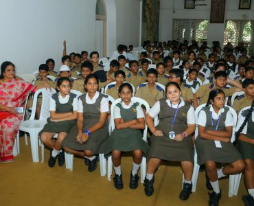 4.The students listening in rapture