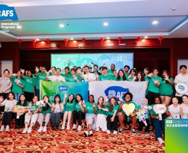 Threads of Silk, Currents of Change PIC (2) Threads of Silk, Currents of Change PIC (2)